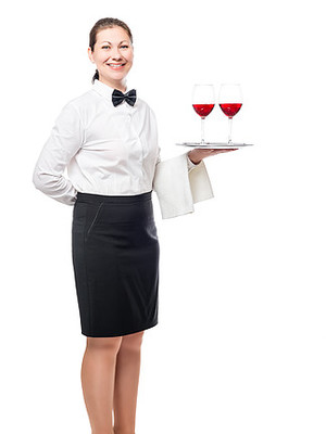 女性手拿着威士忌酒杯加冰在白色背景上。餐饮美食免费下载_jpg格式_5295像素_编号43719139